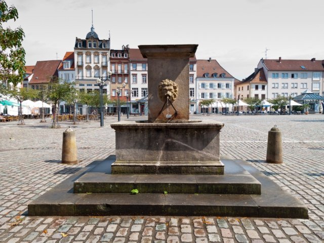 Rathausplatz, Löwenbrunnen